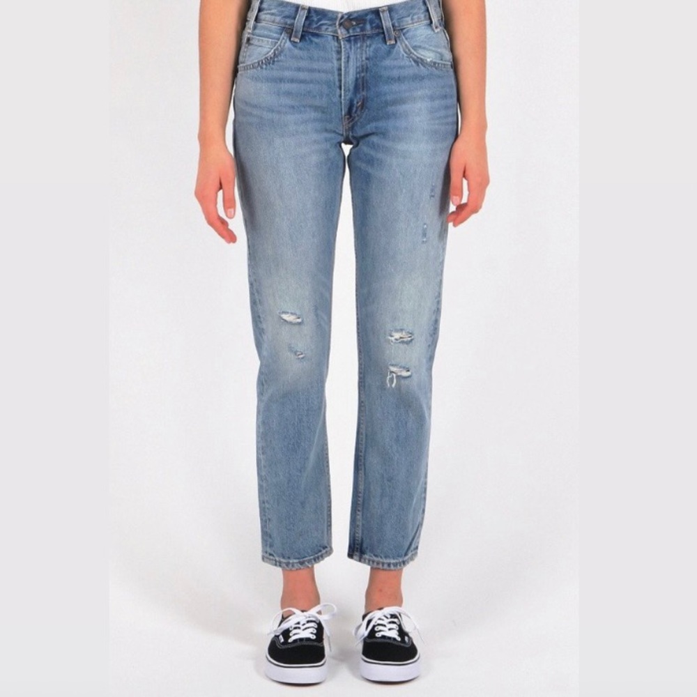Levi’s 505 orange tab high-waisted medium-wash distressed jeans. 💙